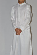 Hood detail on boys white hooded thobe