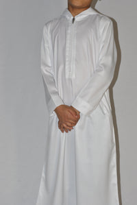 Hood detail on boys white hooded thobe