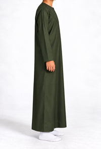 Side view of a boy wearing a forest green Omani thobe