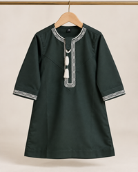 Toddler dark green and white Emirati thobe front view in sizes 18–32