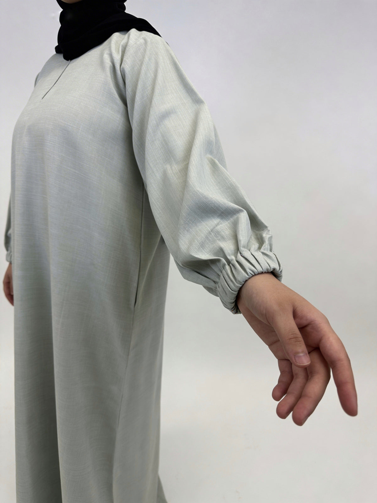 Sleeve detail on women’s beige linen abaya